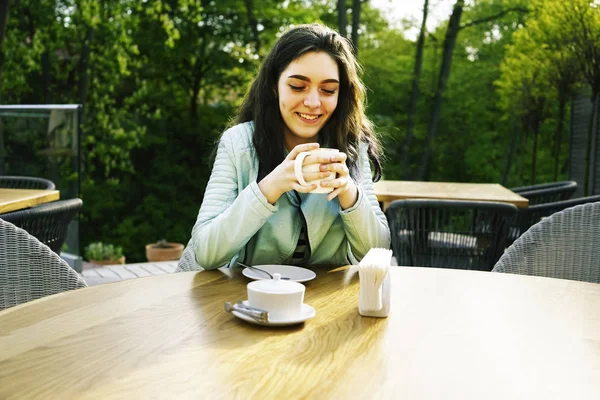 Menina Desfrutando Xícara Café Varanda Café Retrato Jovem Senhora Feliz — Fotografia de Stock