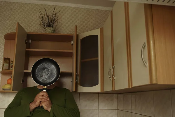 Молодий Чоловік Прикриває Обличчя Сковородою Фото Зроблено Домашній Кухні — стокове фото