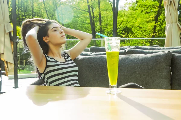 bir saman ile yeşil kokteyl smoothie içme genç kız.