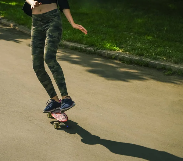 Sin Cara Una Chica Joven Con Monopatín Skateboard Femenino Skatepark —  Fotos de Stock