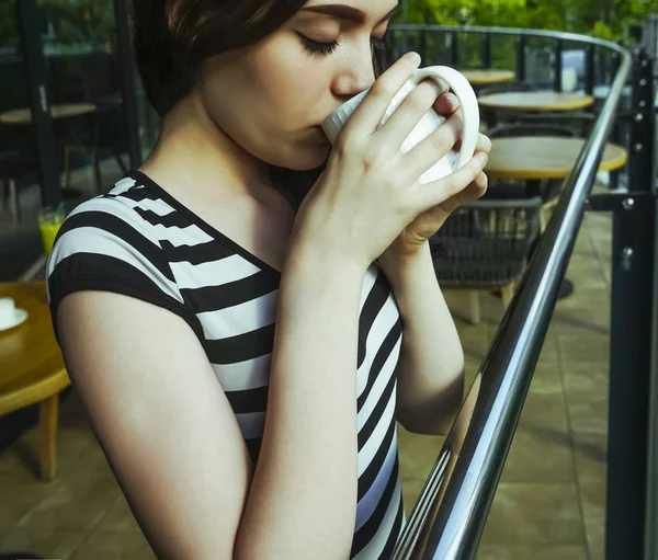 Sakin sabah genç kız lüks otel balkonunda içecek manzarası zevk kahvaltı kahve içme rahatlatıcı, yaz seyahat tatilleri. Evde yaşam.