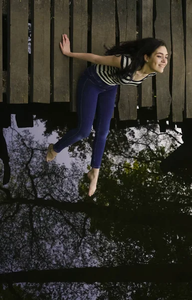 Mujer Joven Sentada Relajada Puente Madera Sobre Río —  Fotos de Stock