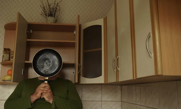 Молодий Чоловік Прикриває Обличчя Сковородою Фото Зроблено Домашній Кухні — стокове фото