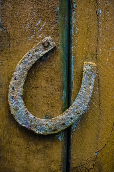 Geel Geschilderde Hoefijzer Opknoping Een Oude Houten Oppervlak Geschilderd Licht — Stockfoto