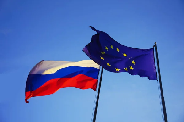 Banderas Unión Europea Rusia Sobre Fondo Del Cielo Azul — Foto de Stock
