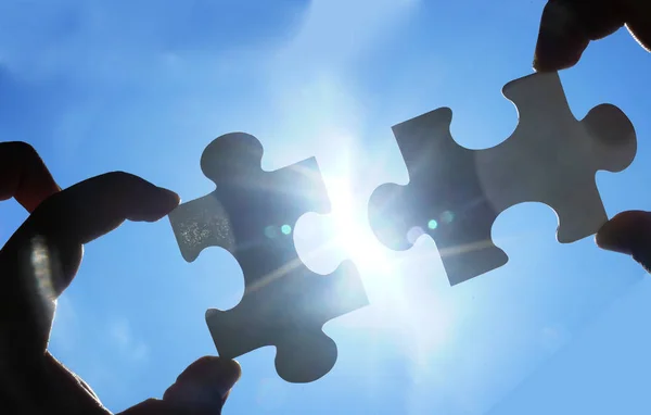 Manos Con Piezas Rompecabezas Fondo Del Cielo —  Fotos de Stock