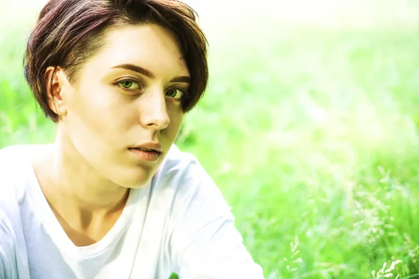 Gyönyörű Portréja Töprengő Fiatal Rövid Hajú Lány Homályos Zöld Rét — Stock Fotó