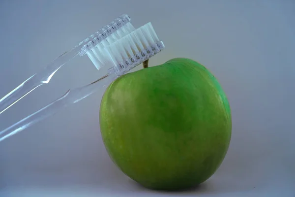 Manzana Par Cepillos Dientes Aislado — Foto de Stock