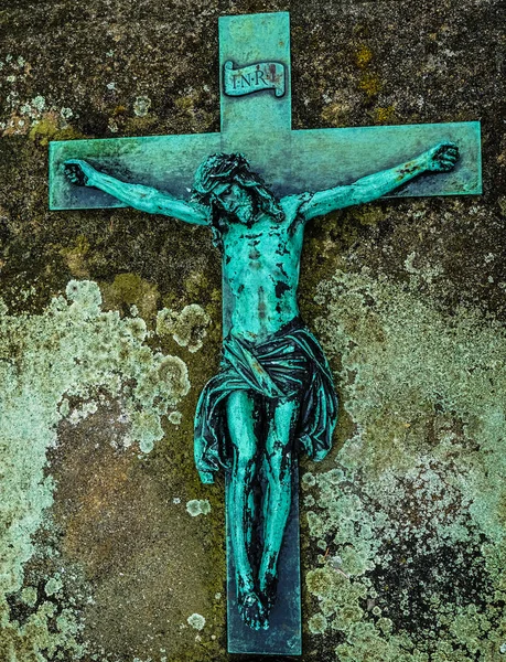 Jesus Christus Gekreuzigt Auf Metallkreuz Bedeckt Mit Moss Jesus Gekreuzigt — Stockfoto