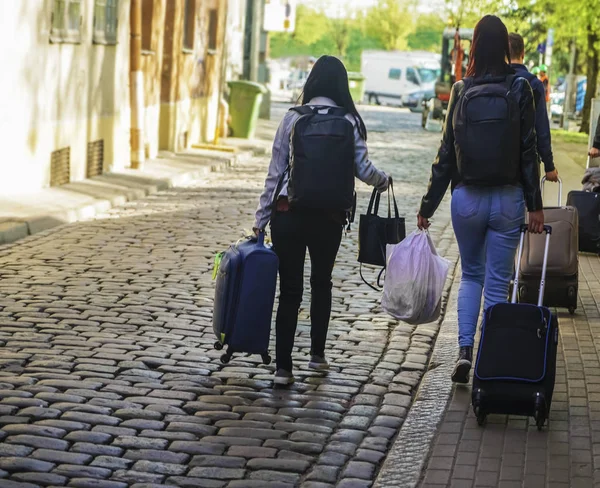 Personas Irreconocibles Con Maletas Sobre Ruedas Ven Espaldas Calle Caminando — Foto de Stock