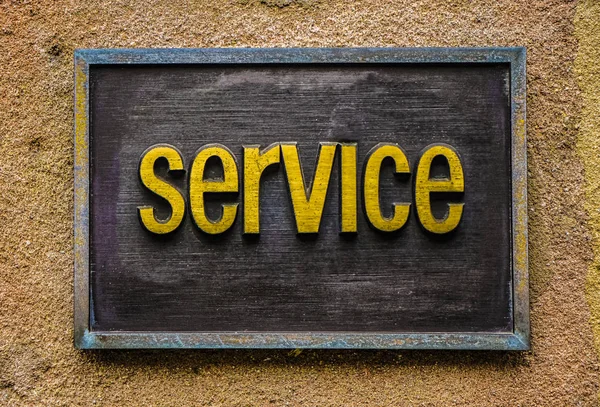Kahverengi beton duvar arka plan üzerinde yazıt Servisi ile bilgi panosu.