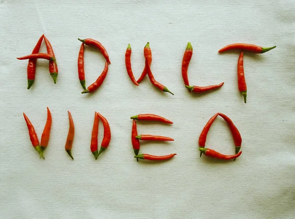 Pimentão Quente Vermelho Uma Superfície Branca Verduras Compõem Palavras Vídeo — Fotografia de Stock