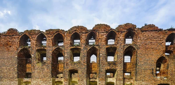 Pencereler Için Kemerli Açıklıklar Ile Antik Tuğla Duvar — Stok fotoğraf