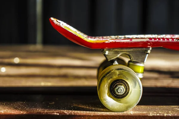 Paten parkında bir kaykay tekerleği yakın. Kaykay parkında kaykay tahtası nın kapatılması