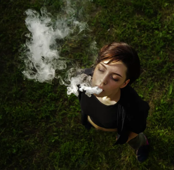Mladá Dívka Kouří Elektronickou Cigaretu — Stock fotografie