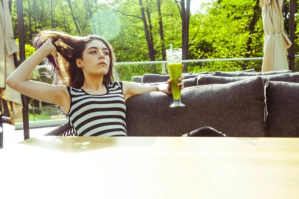 ストローで緑のカクテルスムージーを飲む若い女の子 — ストック写真