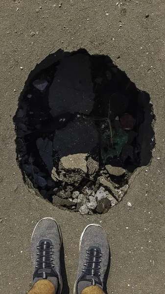 Großes Tiefes Loch Der Straße Trockene Schlechte Wartung Gefährlich Für — Stockfoto