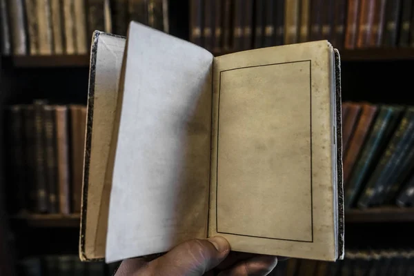 Étudiant Homme Lisant Livre Bibliothèque Main Tenant Vieux Livre Vintage — Photo