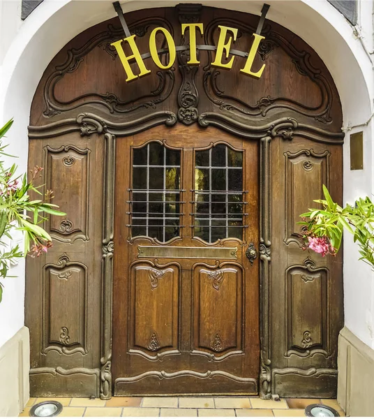 Piękny Hotel Znak Metaliczny Talerz Obok Wejścia Drewniane Drzwi — Zdjęcie stockowe