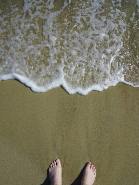 Feet Sea Sand Wave Copy Space Vacation Ocean Beach Summer — Stock Photo, Image