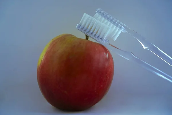 Μήλο Και Ζευγάρι Οδοντόβουρτσα Απομονωμένη — Φωτογραφία Αρχείου
