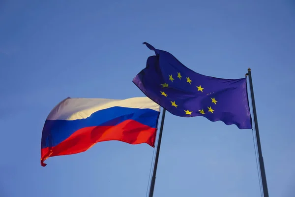 Banderas Unión Europea Rusia Sobre Fondo Del Cielo Azul — Foto de Stock