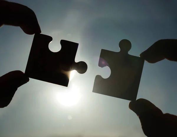 Mains Avec Des Pièces Puzzle Sur Fond Ciel — Photo