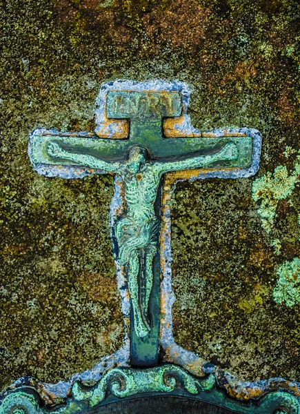 Jezus Christus Gekruisigd Metalen Kruis Bedekt Met Mos Jezus Gekruisigd — Stockfoto