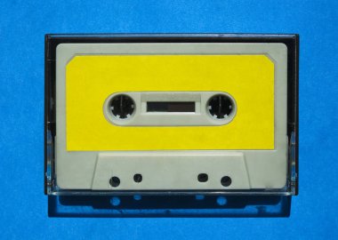 Şeffaf kutuda retro gri kaset