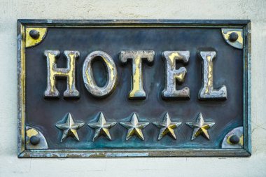 5 beş yıldızlı bir otel için altın pano veya tabela. 5 yıldızlı otel tabela panosu. Yıldız beyannamesi ile bir otel için bir işaret ile bir binanın Duvar