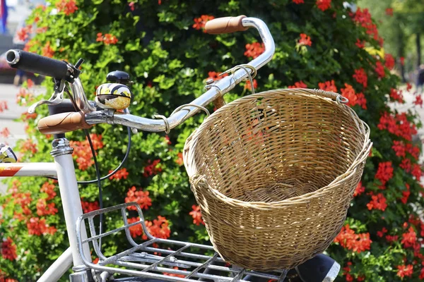 Detalle Bicicleta Con Cesta Mimbre Vacía Sobre Fondo Flores Rojas — Foto de Stock