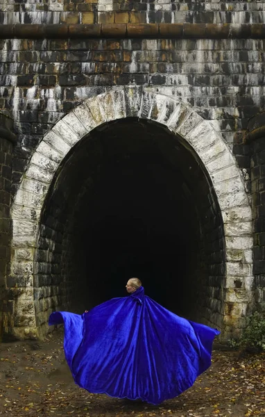Pretty Lady Walking Dark Vestido Azul Claro Vestindo Vestido Longo — Fotografia de Stock