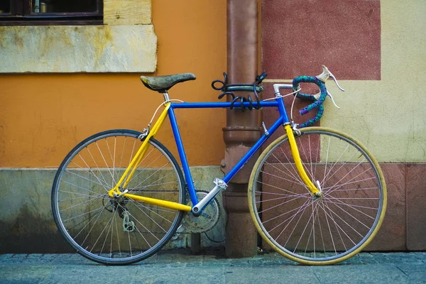 Beau Vieux Vélo Bleu Style Sur Fond Mur Brun Orange — Photo