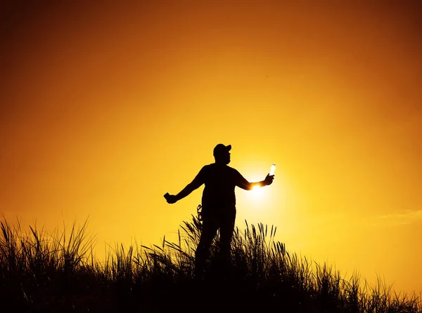 Silhouette Homme Buvant Dans Une Bouteille Plastique Tournée Contre Ciel — Photo
