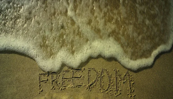 Koncepció Vagy Fogalmi Szabadság Szöveget Kézzel Írt Homokban Strandon Lábát — Stock Fotó