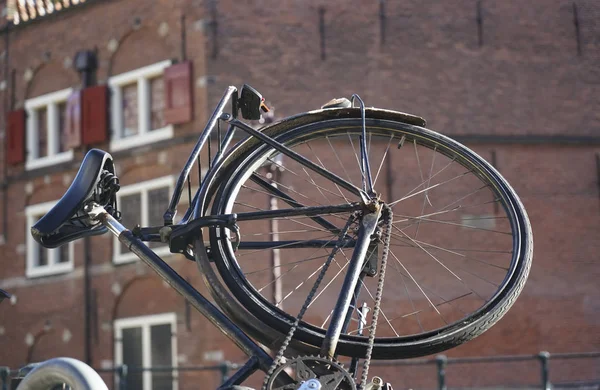 Ποδήλατο Σταθερού Ταχυτήτων Σταθμευμένο Στους Δρόμους Του Άμστερνταμ Μοντέρνες Ευρωπαϊκές — Φωτογραφία Αρχείου