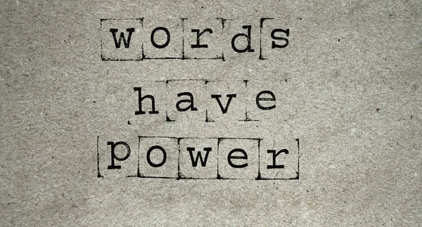 Vintage Γραφομηχανή Κείμενο Λέξεις Έχουν Δύναμη Ενέργεια Χαρτί Χειροτεχνίας Χάρτινο — Φωτογραφία Αρχείου