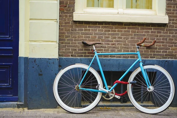 Sportliches Blaues Fahrrad Alten Stils Auf Braun Weißem Wandhintergrund Außen — Stockfoto