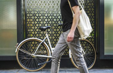 beyaz klasik ayakta beyaz bisiklet boyunca yürüyen yaya adam. hiçbir yüz.