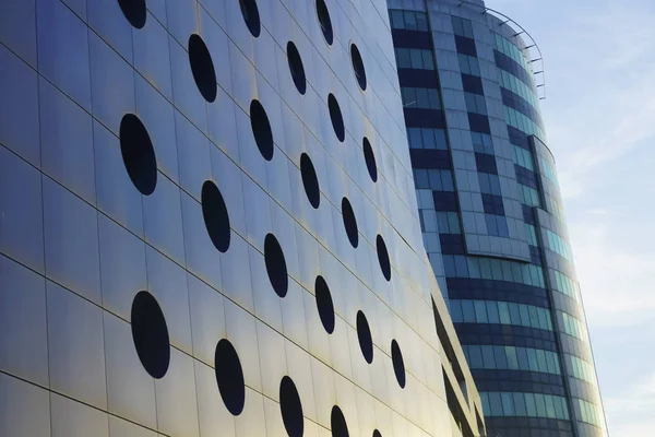 Fragmento Edifício Alto Moderno Vidro Concreto Fachada Centro Negócios Nuvens — Fotografia de Stock