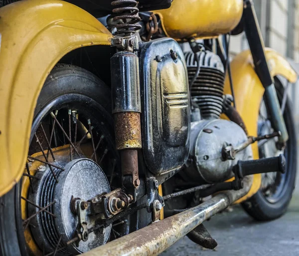黄色のヴィンテージオートバイの車輪 錆びたオートバイ オートバイの鉄排気管 — ストック写真