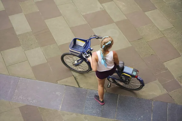 Vista Superior Joven Deportiva Con Bicicleta Mujer Empujando Una Bicicleta — Foto de Stock