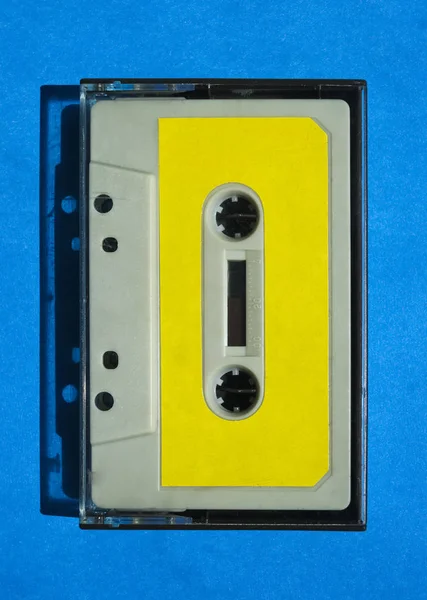 透明ボックスにレトログレーのカセットテープ — ストック写真
