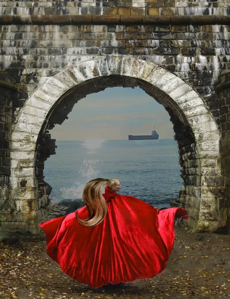 Karanlıkta Yürüyen Güzel Bayan Kırmızı Uzun Elbise Giyiyor Genç Seksi — Stok fotoğraf