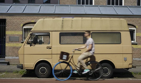 Велосипедист Амстердаме Голландия Движении Размыто Размытым Микроавтобусом Заднем Плане — стоковое фото