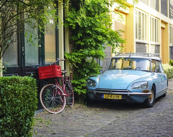 Leiden Países Bajos Julio 2019 Bicicleta Roja Azul Vintage Citroen —  Fotos de Stock