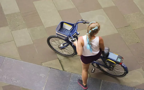 Vista Superior Joven Deportiva Con Bicicleta Mujer Empujando Una Bicicleta — Foto de Stock