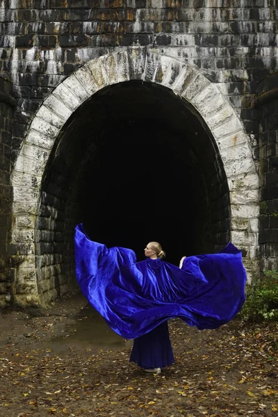 暗闇の中を歩くプリティ レディ若いセクシーな女性がトンネルを通って目を覚ます フライングマント — ストック写真
