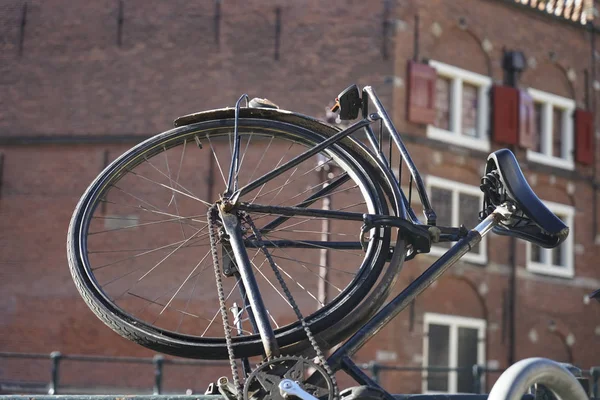 Rower Stałym Biegu Zaparkowany Ulicach Amsterdamu Trendy Europejski Transport Miejski — Zdjęcie stockowe
