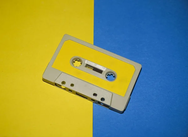 Retro Grijze Cassette Tape Gele Blauwe Papieren Tafel Bovenaanzicht Ruimte — Stockfoto